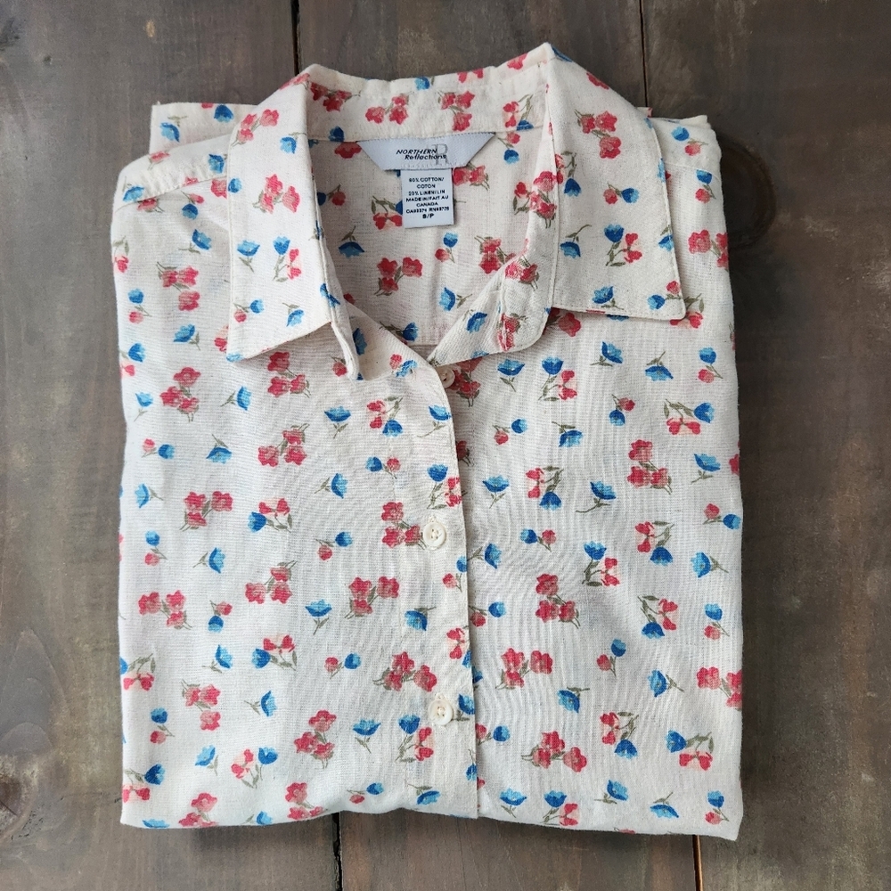 Northern Reflections Blue and Red Floral Button-Up Short Sleeve Top – Size Small